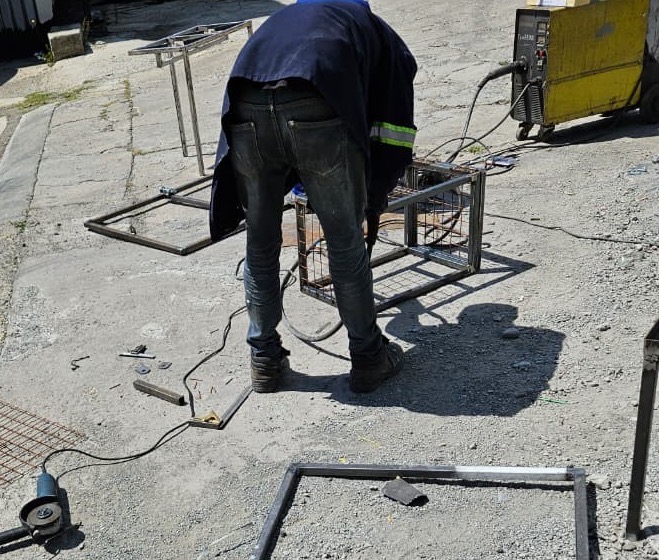Welder building a steel mesh cage